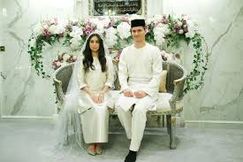 تونكو حاجة عزيزة أمينة ميمونة إسكندرية بنت المرحوم المتوكل على. Royale Hochzeit In Malaysia So Heiratet Die Tochter Eines Sultans Gala De