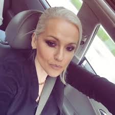 Rešila od jutros da korigujem malo ishranu. Ono jaja, tunjevina, povrće.  Izašla sad da prošetam psa, i gledam u branik od auta..... misim da bi ga  pojela!!!!