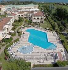 Italien Villaggio Le Betulle In 2020 Kleiner Garten Aussenpool Italien Urlaub