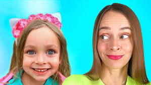 Майя и Маша собираются на пляж