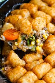 Shepherd S Pie With Tater Tots Ground Beef And Veggies In A Rich Gravy Sauce That S Topped With Cheddar Ch Tater Tot Shepherds Pie Casserole Recipes Main Dish