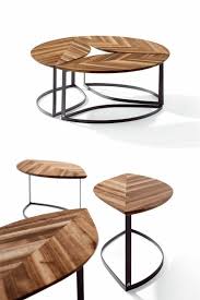Ein Couchtisch Aus Holz Fugt Warme Und Naturlichkeit Im Wohnzimmer Bei Couchtisch Couchtisch Rund Holz Kaffeetisch