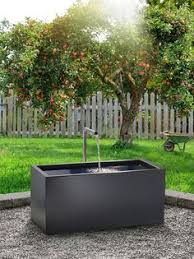 Blickfang Brunnen Metall Garten Cubus Kubus Ihren Aus Der Frbrunnen Cubus Brunnen Kubus Aus Metall Der Blickfang Fur Ih Garten Wasser Im In 2019 Outdoor Landscaping Garden Water Features