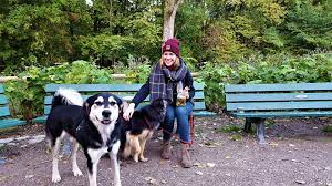 Im hintergrund ist der monopterors zu sehen. Munchen Mit Hund Im Nordteil Des Englischen Gartens