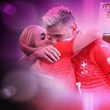Am mittwoch gaben sich skistar lara gut und fussballprofi valon behrami oberhalb von lugano das jawort. Lara Gut Heiratet Valon Behrami Foto Von Hochzeit Auf Instagram