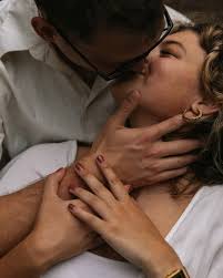 Just came across one of my favorite sessions from TX with these two and had  to share more. Take me back to summer time !!!🤩🤩 . . . #ohiophotographer  #coupleshoot #outdoorphotography #canonphotlgrapher #