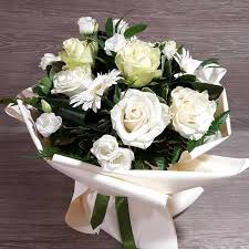 Madonna giglio isolato su sfondo bianco. Bouquet Di Fiori Bianchi Per Matrimonio Invio Fiori Online