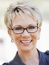 Le donne mature solitamente preferiscono i capelli corti, o medi, ai lunghi. Taglio Capelli Corti Donne 50 Anni Consigli Utili Glamstyler