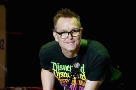 Mark allan hoppus (born march 15, 1972) is an american rock musician. L Oseno6hizxbm