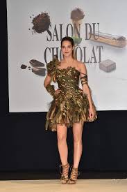 Et Il Y Avait Du Beau Monde Pour Defiler Avec Des Tenues Chocolatees Ici Camille Lou Idees De Mode Robe Cocktail Idees Vestimentaires