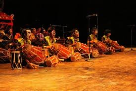 Tentunya diantara kita semua pasti banyak sekali yang sudah pernah menyaksikan sebuah seni pertunjukan, entah itu pertunjukan. Fungsi Jenis Dan Contoh Musik Tradisional Nusantara