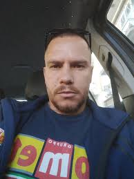 Nuk ndrroj E shoh veten në pasqyrë Kur buzëqesh e derdh lot Më pyet për  këtë botë të ndyrë Por unë i them që, ne s'na “ndot” Unë nuk ndrroj, as  udhë,