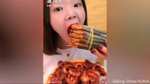 Kalau pakai tangan kiri namanya makiri. Orang Makan Gurita Youtube