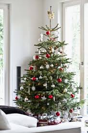 25 Inexpensive Christmas Tree Decorating Ideas Farmfoodfamily Scandinavian Christmas Trees Minimalist Christmas Tree Cheap Christmas Trees
