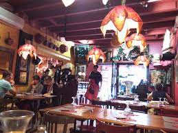 Restaurant de cuisine traditionnelle dans les rues piétonnes du centre ville de vannes. Deco Tres Atypique Il Ne Faut Pas Oublier De Lire L Histoire De Ce Restaurant Au Debut Du Menu Picture Of Chez La Mere 6 Sous Vannes Tripadvisor