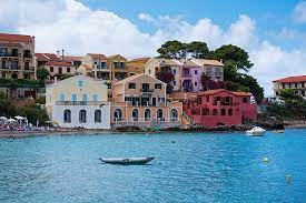 Ανάμεσα στους νεκρούς, σύμφωνα με τις πληροφορίες, βρίσκεται ένα ανήλικο άτομο, 16 ετών. File Asos Kefalonia Jpg Wikimedia Commons