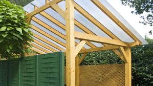 Techo para garage o pérgola para jardín el precio publicado corresponde a un techo de 5mts x 3mts $12900 (foto nº1) realizado en chapa acanalada, chapa trapezoidal o policarbonato de 6mm de espesor incluye columnas, estructura, apliques decorativos albañilería, se entrega pintado color negro. Cubierta De Policarbonato Para Pergola Bricomania