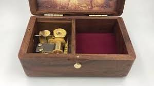 La gatta gives you the opportunity to create your custom music box, where you can add a dedication, a message or even an image dear to you, as in the case of musical jewelry boxes. Custom Song Music Box Service Worldwide Shipping
