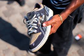 There were whisperings that travis scott — the rapper that some give credit to for the resurgence of the nike sb dunk low — might be receiving his own dunk shoe. Ø§Ù„ØªØ£Ù‚Ù„Ù… Ø³Ø§Ù‡Ø± ÙŠØ±ØªØ¨Ø· Cactus Jack Nike Sb Dunk Low Prm Qs Travis Scott Translucent Network Org