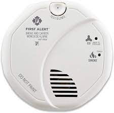 We analyzed the leading carbon monoxide detectors to help you find the best carbon monoxide detector to buy. First Alert Sco7cn Combination Smoke And Carbon Monoxide Detector With Voice And Location Battery Operated Combination Smoke Carbon Monoxide Detectors Amazon Com