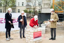 Als moderner urbaner dienstleister betreuen wir rund 44.000 wohnungen in den berliner bezirken und stadtteilen reinickendorf, wedding, pankow, weißensee, hellersdorf und in wilmersdorf. Grundstein Fur Urban Living An Der Muhlenstrasse Entstehen 107 Neue Wohnungen Pankow