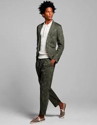 A pesar de que nuevos cortes de pelo para hombres siguen apareciendo cada temporada, no es fácil elegir uno que se adapte a la forma de nuestra cara, y que además encaje con nuestra personalidad. Moda Hombre Primavera Verano 2021 Street Style