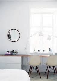 Bureau Avec Commodes Ikea Malm Et Plan De Travail En Bois Qui Donnent Un Bon Espace De Travail Emplacement Devant Fenetre Bedroom Workspace Home Interior