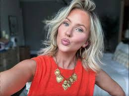 Thank you for hanging out with me friends! I love how bright and simple  this look came together! Shop here for the full look:  https://www.youniqueproducts.com/looks/look/champagne-gold-eyes Shop here  for the August bundle: https://www.youniqueproducts ...