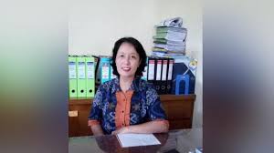 Kepala sekolah sebagai administrator memiliki hubungan yang sangat erat dengan berbagai aktivitas pengelolaan administrasi yang bersifat pencatatan, penyusunan dan pendokumenan seluruh. Pandemi Corona Staf Administrasi Sekolah Ini Jadi Relawan Masak Profil Cantika Com Cantika Com