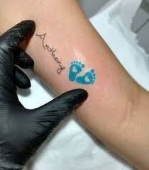 Amor De Mae Tattoos Tatuagemfeminina Tatuagemdelicada Finelinetattoo Fineline Smalltattoo Mi Baby Feet Tattoos Tattoos For Daughters Mother Tattoos