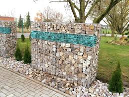 Die Kombination Mit Glas Ist Ein Schoner Blickfang In Den Gabionen Die Als Einfassung Fur Den Weg Umgesetzt Wu Gartengestaltung Gabionen Garten Ideen Hinterhof