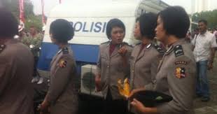 Polwan Cantik Versus Kowal Cantik Yusran Darmawan Wanita Hiburan
