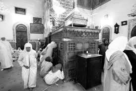 Beliau dilahirkan di 'uyainah, najed. Tersebarnya Sufi Utsmani Dan Lahirnya Muhammad Bin Abdul Wahab Saudinesia Com