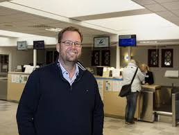 Dessutom har de mellan fyra och åtta dagliga avgångar på vardagar med korta byten vid västerås resecentrum. Orebroporten Forvarvar Vid Orebro Airport Orebroporten