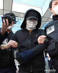 그러나 그림이 살해 현장을 너무 생생하게 표현했다는 이유로 살인 사건의 용의자란 누명을 쓴다. R7rm9pgjtyxnqm