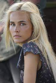Isabella Lucas Blonde Hair Dark Eyebrows Bleach Blonde Hair Hair Beauty