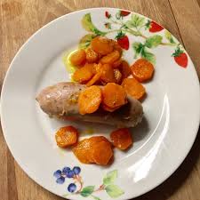 Preparazione della salsiccia fare rosolare la salsiccia in padella con un po' di olio, quando sarà dorata, versare l'agrodolce e farla insaporire finché la salsa non si sia addensata. Salsiccia Con Cipolle E Carote In Agrodolce Al Curry Immacucina