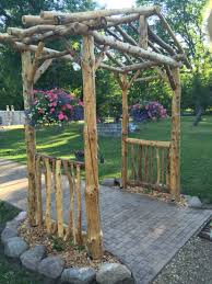 How To Make An Interesting Art Piece Using Tree Branches Ehow Jardins Rusticos Jardins Pequenos Caramanchao Rustico