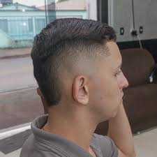 Um corte que tem técnica e estilo, com o risquinho📏e o degradê🤌🏻trazendo  um visual diferenciado.😲 Agende o seu horário!💈 #anapolis #goias  #guanabara #cortedecabelo #tecnica #estilo #risquinhonocabelo #degrade  #visual