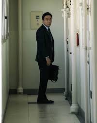 He looks outside his apartment and sees tae ho hitting a woman with a hammer. The Witness Brings A Murder Outside Your Door