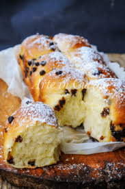 Per preparare il vostro pan brioche iniziate ponendo in una ciotola 20 g di zucchero e 170 g di farina manitoba. Pan Brioche Alla Ricotta E Gocce Di Cioccolato