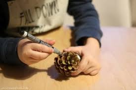 Ob herbstdeko mit blättern oder kastanien, eine kreative idee für einen kranz oder natürliche weihnachtsdeko. Diy Idee Fur Kinder Zapfenstreich Wir Basteln Mit Naturmaterialien Mamahoch2