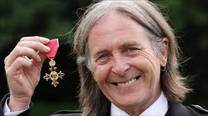 Queen leads Scottish investiture ceremony in Edinburgh