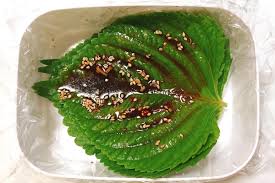 エゴマの葉をピリ辛味付けの胡麻醤油漬けにするとオールマイティーに活躍