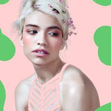 I'll discuss what bleaching your hair means, why it damages hair so badly, and what you can do to treat or even prevent the damage. Colorist Explains What Does Bleach Does To Hair