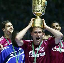 Die schalker müssten nicht eine anstrengende fahrt nach bayern auf sich nehmen. Saison Gerettet Der Dfb Pokalsieg Versohnt Schalke Mit Seinen Fans Welt