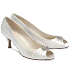 Buy the best and latest chaussure talon femme on banggood.com offer the quality chaussure talon femme on sale with worldwide free shipping. Chaussures Mariee En Satin Ivoire Petit Talon Zest Chaussure Mariage Chaussures Mariee Chaussure Mariage Petit Talon