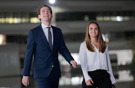 Staatssekretär mit 23, außenminister mit 27, und jetzt aller voraussicht nach österreichischer kanzler mit nur 31 jahren. Maskenconnection Ins Kanzleramt Ehemann Von Kurz Assistentin Osterreichs Grosster Maskenproduzent Zackzack At