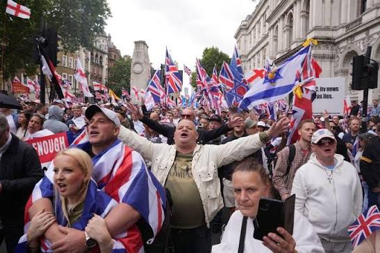 Tommy Robinson's appearance at the Oxford Union prompts large protests and reignites the UK debate over free expression and platforms for extremists. | NoComment