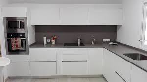Cocina blanca con encimera de granito. Claves Para Elegir Una Cocina Blanca Cocinas Con Estilo